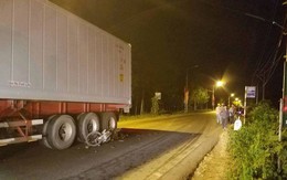 Đồng Nai: 3 xe máy tông nhau, 1 xe văng vào gầm container khiến 3 người chết và 2 người bị trọng thương