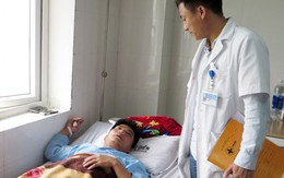 Thầy giáo bị phụ huynh đánh gãy sống mũi vì phạt học sinh