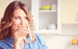 Một ca sĩ đã bị ngất ngay trên sân khấu vì bị mất nước