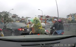 Hà Nội: Nữ quái xế bỗng dưng quay đầu ô tô giữa cầu rồi lớn tiếng chửi bới do không ai nhường