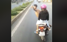 Nam thanh niên cởi trần, không đội mũ bảo hiểm chở bạn gái lạng lách trước đầu xe khách