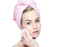Vì sao bạn không nên dùng khăn tẩy trang thường xuyên?