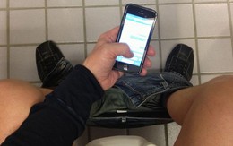 Ngồi nghịch điện thoại 30 phút trong toilet, nam thanh niên bị liệt hoàn toàn