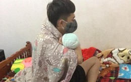 Nghiện con nhưng người nồng mùi thuốc lá, ông bố này phải hóa trang như Spiderman để được phép bế con