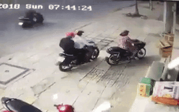 Người phụ nữ bị 2 thanh niên áp sát giật dây chuyền, ngã bổ nhào ra đường lại tiếp tục bị 2 đối tượng khác giật lần nữa
