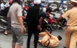 3 anh em xô ngã, đánh cảnh sát giao thông bị khống chế