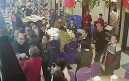 Nhóm thực khách đánh nữ bồi bàn rồi đập bát đĩa vì bị phục vụ chậm