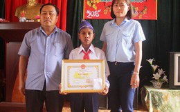 Khen thưởng học sinh lớp 5 dũng cảm cứu 2 người khỏi đuổi nước