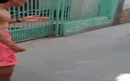 Bị bắt quả tang ngoại tình, chồng lao vào tát vợ tới tấp để bảo vệ 'bồ nhí' đang cố thủ trong nhà