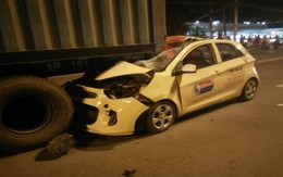 Taxi tông đuôi container dừng giữa đường, tài xế tử vong