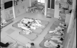 Dùng chân hất trẻ, hai giáo viên mầm non bị buộc thôi việc