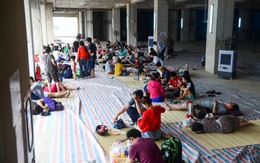 Cảnh 'màn trời chiếu đất' của cư dân Carina Plaza sau vụ cháy