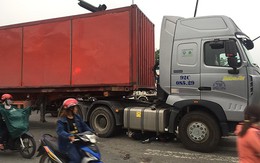 Người dân giải cứu nữ công nhân bị xe container cán nát 2 chân