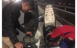 Câu chuyện cảm động: Thấy vợ chồng trẻ dắt xe máy trên cầu, chàng trai liền dừng lại để hút xăng từ xe mình cho người xa lạ