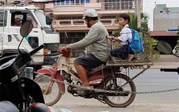 Hình ảnh cha chở con đi học trên chiếc xe hàng, ai cũng phải rưng rưng nước mắt