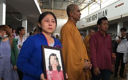 Quặn lòng chứng kiến cảnh người thân nhận thi thể nữ Bí thư phường Nguyễn Thái Bình về chùa an táng