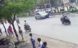 Hà Nội: Đạp xe sang đường không quan sát, hai ông cháu bị ô tô hất tung