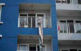 Ám ảnh những chiếc thang dây cháy đen, chăn và rèm cửa lủng lẳng tại hiện trường vụ cháy khiến 13 người thiệt mạng ở Sài Gòn