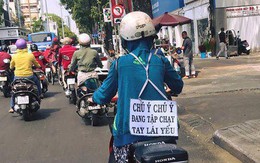 Nữ ninja có tâm đeo biển cảnh báo "đang tập chạy, tay lái yếu" sau lưng khiến cánh tài xế ấm lòng