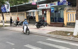 Bắt quả tang 2 người Trung Quốc lắp camera trộm mã pin ATM