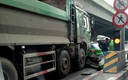 Hà Nội: Xe ben tông xe taxi, đường Nguyễn Xiển ùn tắc nghiêm trọng