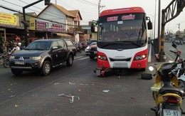 Va chạm với xe khách, người đàn ông bị kéo lê nhiều mét nguy kịch, giao thông ùn ứ kéo dài