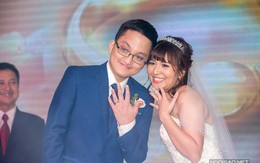 Chí Trung cười mãn nguyện khi chứng kiến con trai hôn vợ trong ngày cưới