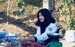 Cô bạn diện đồng phục, ngồi bán hạt óc chó làm khó dân mạng