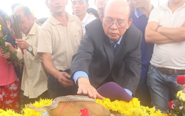 Vụ ‘rắn thần’ trên mộ bà ăn mày: Xã cắt điện, người dân lại mua nến về thắp sáng quanh mộ