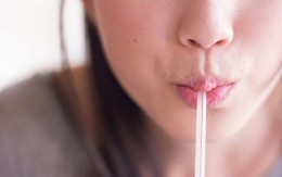 Nguy cơ tiềm ẩn từ thói quen dùng ống hút của nhiều cô gái và đây là cách giải quyết