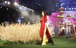 Hoa hậu Nam Em giữ vai trò Vedette khi diện áo dài Quốc kỳ Việt Nam