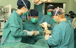 Cô gái nhận tử cung cấy ghép của mẹ để thỏa ước nguyện sinh con