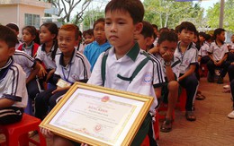 Nhặt được 44 triệu đồng, cậu bé lớp 3 không dám đi chơi, quấn lấy ông bà nội để chờ trả lại cho người mất