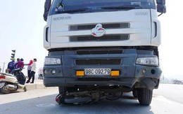 Nghệ An: Xe tải kéo lê xe máy hàng chục mét, hai người thương vong