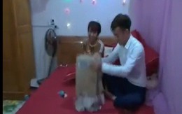 Nhóm bạn thân mừng cô dâu chú rể 1,4 kg tiền lẻ trong ngày cưới