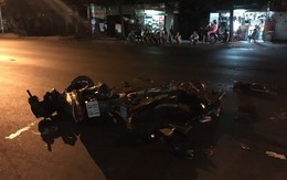 Hai xe máy tông nhau nát bét trong đêm, 4 người nguy kịch