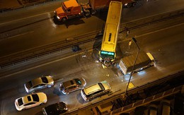 Hà Nội: Xe khách đâm xuyên thanh chắn, vành đai 3 ùn dài trong đêm