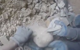 Bé gái Syria được cứu sống từ đống đổ nát