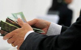 Làm giả số tiết kiệm rút tiền 'bao' người tình đồng tính