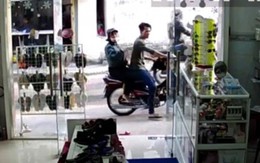 Cặp đôi ung dung giật điện thoại trên tay bé gái rồi lên xe tẩu thoát