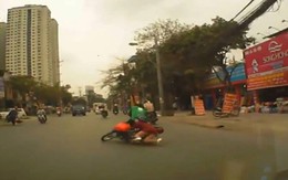 Bị kẻ gian cướp điện thoại khi đang ngồi sau xe GrabBike, cả tài xế và khách đều ngã ra đường