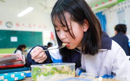 Cô bé 14 tuổi ngày nào cũng cố ăn thịt mỡ để cứu cha