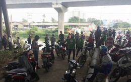 Hàng trăm người đứng xem xác chết nam thanh niên 24 tuổi, giao thông kẹt cứng trên cầu Sài Gòn