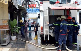 Cứu cụ ông 70 tuổi mắc kẹt trong đám cháy lớn ở Sài Gòn