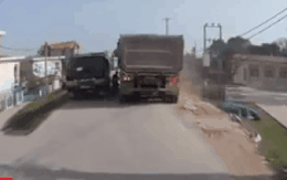 2 bé gái đèo nhau bằng xe đạp liều lĩnh lách giữa hai xe tải khiến tài xế "đứng tim"