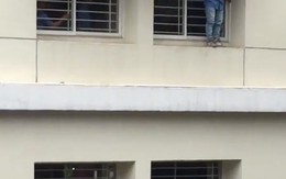 Giải cứu sinh viên bị mắc kẹt khi nhảy từ tầng 3 tự tử