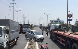 Xe đầu kéo húc ô tô con văng vào dải phân cách