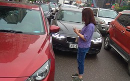 2 ô tô 'hôn' nhau giữa phố chật cứng, cách xử lý của 2 tài xế khiến bao người tán thưởng
