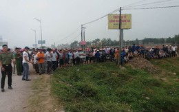 Người vợ khóc nức nở, ngất xỉu khi thấy thi thể chồng ở đập nước ven đường