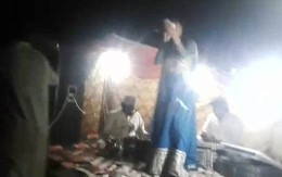 Ca sĩ Pakistan xinh đẹp bị bắn chết vì không đứng lên múa